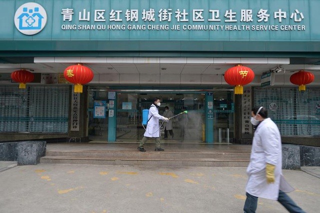 Một bác sĩ khử trùng tại bệnh viện ở Vũ Hán, Trung Quốc (Ảnh: Reuters).