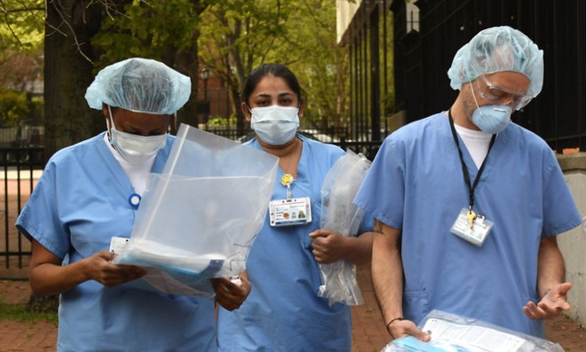 Nhân viên y tế nhận đồ bảo hộ tại bệnh viện Bellevue, New York hôm 20/4. Ảnh: Reuters.