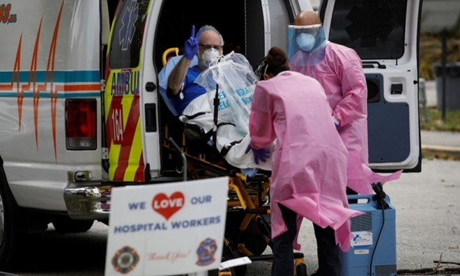 Nhân viên y tế di chuyển bệnh nhân tại Florida ngày 20/4. Ảnh: Reuters.