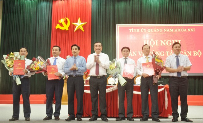 Thường trực Tỉnh ủy Quảng Nam trao quyết định và tặng hoa chúc mừng các đồng chí được Ban Bí thư chỉ định tham gia Tỉnh ủy nhiệm kỳ 2015-2020. Ảnh: Quảng Nam Online.
