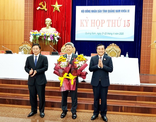 Lãnh đạo tỉnh Quảng Nam tặng hoa chúc mừng ông Hồ Quang Bửu.