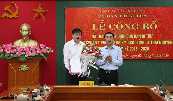 Bí thư Tỉnh ủy Thái Nguyên Trần Quốc Tỏ trao quyết định cho ông Phan Thanh Hà (Ảnh: thainguyen.gov.vn).