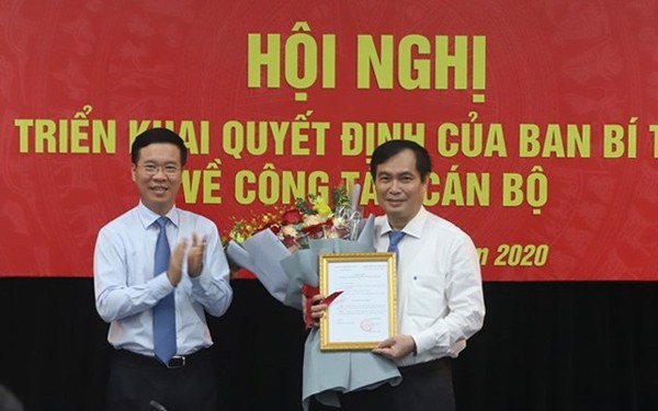 Trưởng Ban Tuyên giáo Trung ương Võ Văn Thưởng chúc mừng ông Phan Xuân Thủy vào cương vị mới.