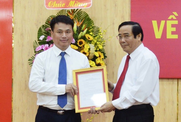 Đồng chí Nguyễn Thanh Bình trao quyết định và chúc mừng đồng chí Đặng Ngọc Huy.
