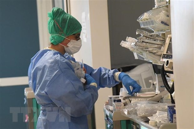 Nhân viên y tế làm việc tại bệnh viện điều trị cho bệnh nhân COVID-19 tại Bologna, Italy. (Ảnh: THX/TTXVN).