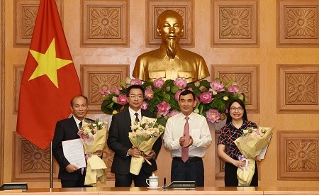 Phó Bí thư Đảng ủy, Phó Chủ nhiệm Văn phòng Chính phủ Nguyễn Xuân Thành trao quyết định và chúc mừng các cán bộ được bổ nhiệm chức vụ mới.