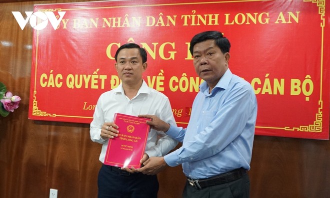 Ông Trần Văn Cần trao quyết định bổ nhiệm ông Trần Minh Hùng giữ chức vụ Giám đốc Sở Xây dựng.