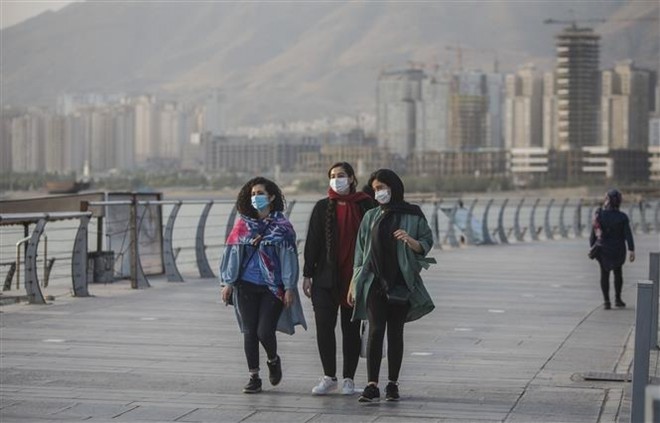 Người dân đeo khẩu trang phòng lây nhiễm Covid-19 tại Tehran, Iran. Ảnh: THX.