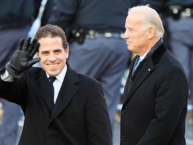 Ông Joe Biden (phải) và con trai Hunter Biden (Ảnh: AFP).