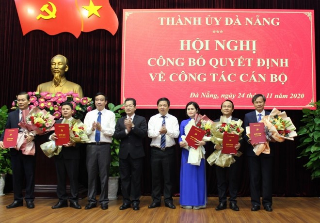 Lãnh đạo Thành ủy Đà Nẵng trao quyết định và tặng hoa chúc mừng các Uỷ viên Ban Thường vụ được phân công nhiệm vụ mới.