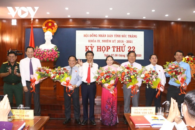 Bí thư Tỉnh ủy Lâm Văn Mẫn tặng hoa chúc mừng các tân Phó Chủ tịch HĐND tỉnh và UBND tỉnh.