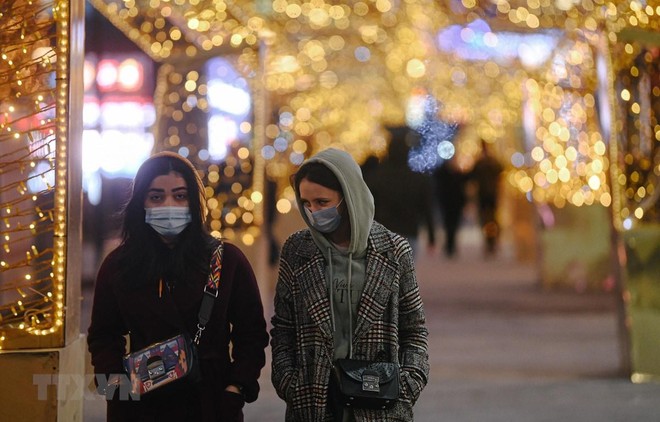 Người dân đeo khẩu trang phòng lây nhiễm COVID-19 tại Moskva, Nga, ngày 23/12/2020. (Ảnh: THX/ TTXVN).
