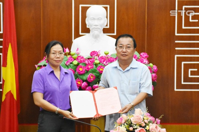 Bà Huỳnh Thị Diễm Ngọc, tân Phó Chủ tịch UBND tỉnh Sóc Trăng (bìa trái, ảnh Báo Sóc Trăng).