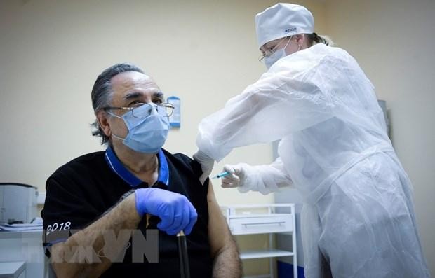 Một nhân viên y tế được tiêm vắcxin Sputnik V ngừa COVID-19 tại Moskva, Nga ngày 30/12/2020. (Ảnh: AFP/TTXVN).