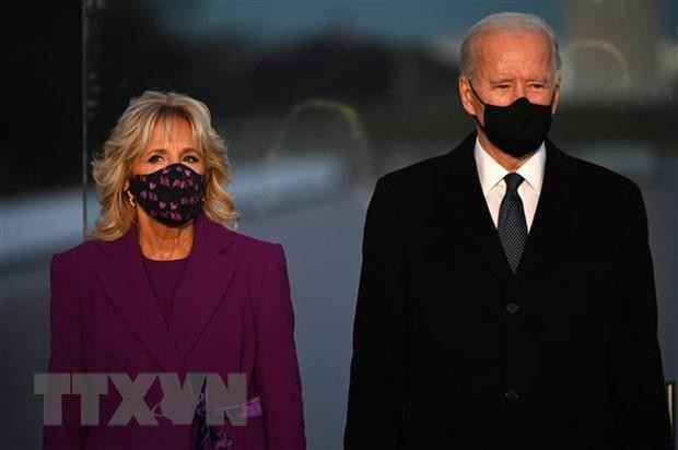 Tổng thống đắc cử Mỹ Joe Biden (phải) cùng phu nhân Dr. Jill Biden trong lễ tưởng niệm các nạn nhân COVID-19 tại đài tưởng niệm Lincoln ở Washington, DC ngày 19/1/2021. (Ảnh: AFP/TTXVN).