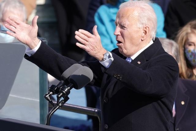 Tổng thống Mỹ Joe Biden đeo đồng hồ hạng sang trong lễ nhậm chức. (Ảnh: EPA).