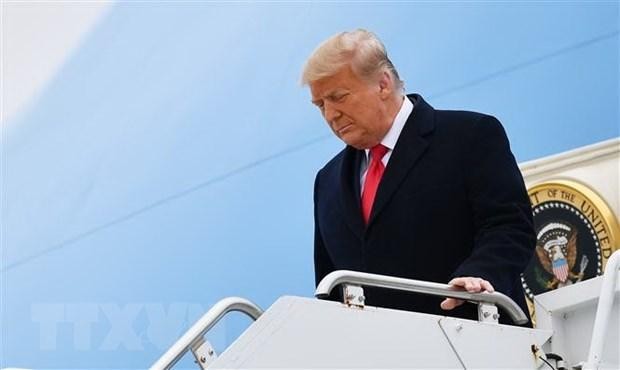 Ông Donald Trump khi còn là Tổng thống Mỹ rời chuyên cơ Không lực 1 tại Harlingen, bang Texas ngày 12/1/2021. (Ảnh: AFP/TTXVN).
