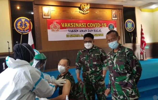 Indonesia tiêm chủng vaccine Covid-19 cho sĩ quan quân đội (Nguồn : tni.mil.id).