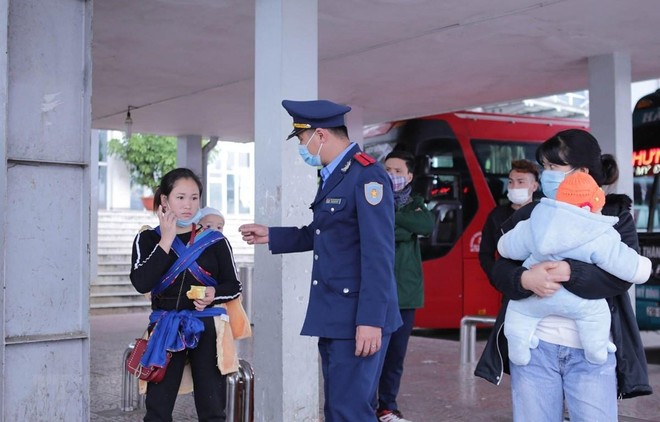 Lực lượng chức năng tuyên truyền nhắc nhở người dân đeo khẩu trang đúng cách tại bến xe khách Lai Châu để phòng chống dịch COVID - 19. (Ảnh: Quý Trung/TTXVN).