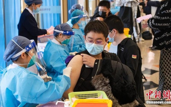 Các trường đại học ở Bắc Kinh tiêm vaccine Covid-19 cho sinh viên. Ảnh: Chinanews.