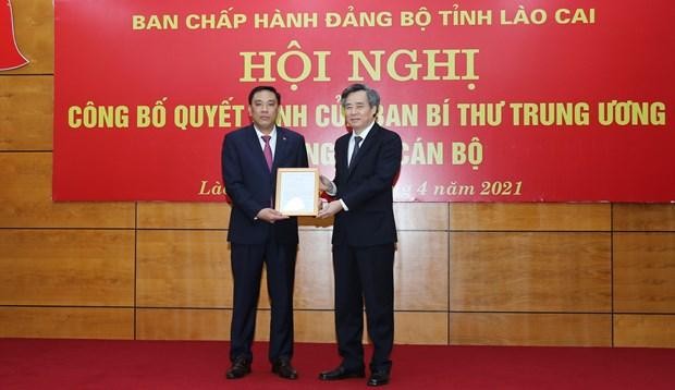 Phó trưởng Ban Tổ chức Trung ương Nguyễn Quang Dương trao quyết định của Ban Bí thư Trung ương Đảng cho ông Hoàng Giang. (Nguồn: Báo Lào Cai).
