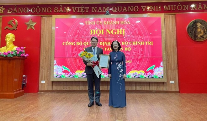 Uỷ viên Bộ Chính trị, Bí thư Trung ương Đảng, Trưởng Ban Tổ chức Trung ương Trương Thị Mai trao quyết định của Bộ Chính trị cho ông Nguyễn Hải Ninh.