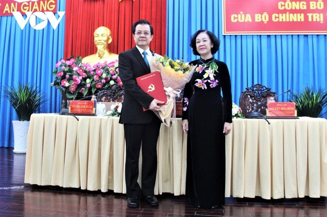 Bà Trương Thị Mai trao Quyết định cho ông Lê Hồng Quang.