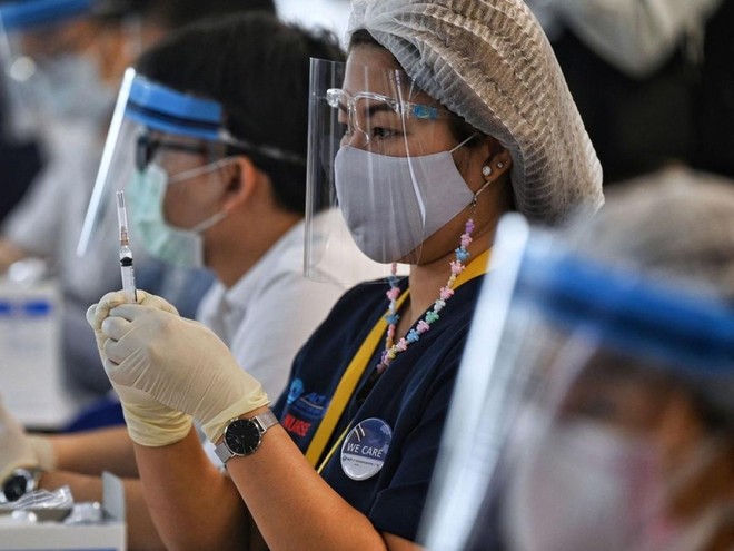 Nhân viên y tế chuẩn bị tiêm vaccine cho các nhân viên tại Sân bay Quốc tế Suvarnabhumi ở Bangkok, Thái Lan. Ảnh: AFP.