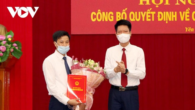 Phó Chủ tịch Thường trực UBND tỉnh Yên Bái Nguyễn Thế Phước trao Quyết định cho ông Lê Minh Đức.