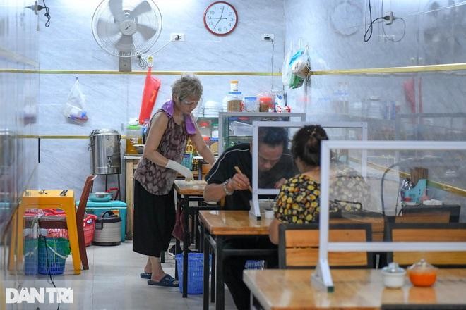 Hàng quán ăn sáng tại Hà Nội đã đông đúc trở lại ngay sau khi thành phố cho phép mở cửa đón khách trở lại (Ảnh: Đỗ Linh)..