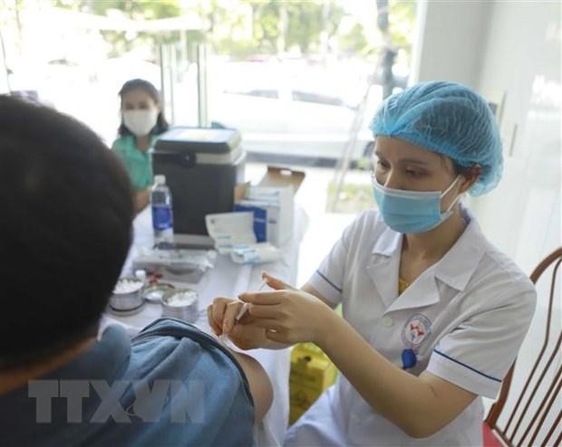 Tiêm vaccine phòng COVID-19 đợt 3 cho các đối tượng ưu tiên tại Trung tâm y tế thành phố Vĩnh Yên, Vĩnh Phúc. (Ảnh: Hoàng Hùng/TTXVN).