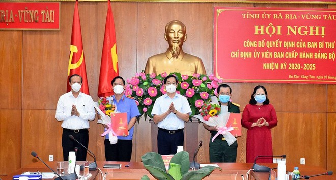 Thường trực Tỉnh ủy Bà Rịa - Vũng Tàu trao quyết định và chúc mừng đồng chí Nguyễn Tâm Hùng, đồng chí Mai Văn Linh.
