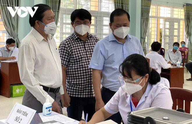 Ông Nguyễn Phi Long, Chủ tịch UBND tỉnh Bình Định (áo xanh) kiểm tra công tác chuẩn bị tiêm chủng ở huyện Vân Canh và các địa phương.