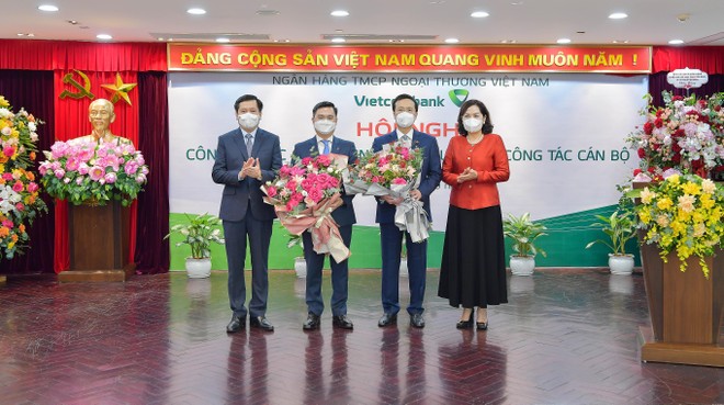 Thống đốc NHNH Nguyễn Thị Hồng (ngoài cùng bên phải) và Bí thư Đảng ủy Khối Doanh nghiệp Trung ương Nguyễn Long Hải (ngoài cùng bên trái) chụp ảnh cùng các nhân sự cấp cao mới của Vietcombank.