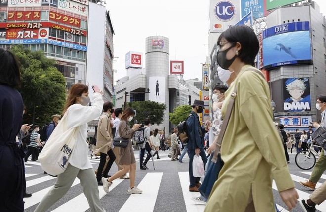 Nhật Bản đang nghiên cứu lộ trình nới lỏng các hạn chế vào khoảng tháng 11 khi phần lớn dân số dự kiến ​​sẽ được tiêm chủng đầy đủ. Ảnh: Japan Times.