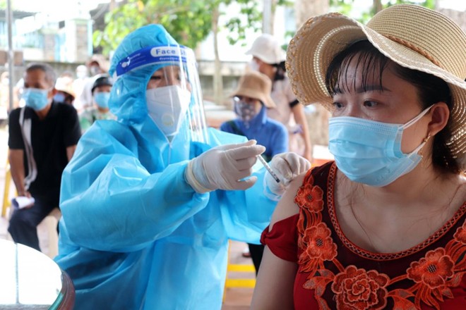 Tiêm vaccine COVID-19 cho người dân xã Hiệp Phước, huyện Nhơn Trạch (Ảnh: CDC Đồng Nai).