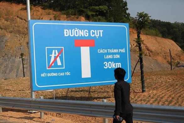 Biển báo đường cụt trên đường cao tốc từ Hà Nội đến cửa khẩu Hữu Nghị do đoạn Chi Lăng - Hữu Nghị chưa được đầu tư đồng bộ. (Ảnh; TP).