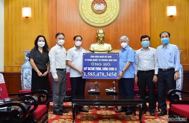 Bộ trưởng Ngoại giao Bùi Thanh Sơn trao tiền của cộng đồng người Việt và doanh nghiệp tại Fukuoka, Nhật Bản ủng hộ công tác phòng, chống dịch và Quỹ vaccine COVID-19. (Nguồn: baoquocte.vn).