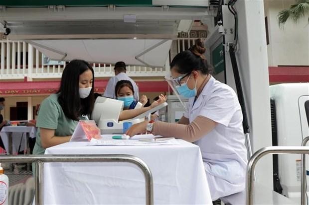 Nhân viên y tế khám sàng lọc trước khi tiêm vaccine phòng COVID-19 cho sinh viên tại Trường Cao đẳng Y tế Sơn La. (Ảnh: Hữu Quyết/TTXVN).