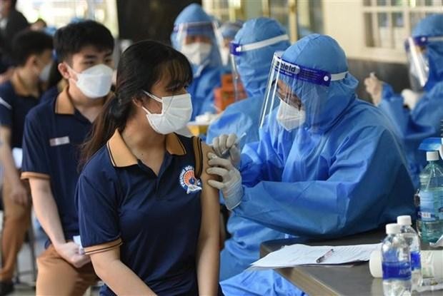 Học sinh trường Bùi Thị Xuân ở thành phố Biên Hòa (Đồng Nai) được tiêm vaccine phòng COVID-19. (Ảnh: Công Phong/TTXVN).