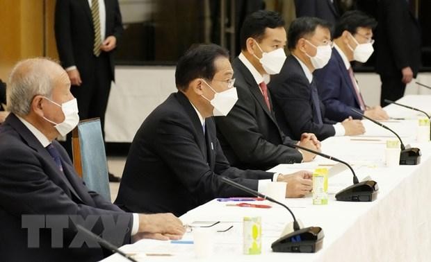 Thủ tướng Nhật Bản Fumio Kishida (thứ 2, trái) phát biểu tại cuộc họp về chính sách kinh tế ở Tokyo ngày 8/11/2021. (Ảnh: Kyodo/TTXVN).