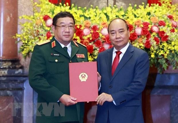 Chủ tịch nước Nguyễn Xuân Phúc trao quyết định thăng quân hàm Thượng tướng cho Thứ trưởng Bộ Quốc phòng Phạm Hoài Nam. (Ảnh: Thống Nhất/TTXVN).