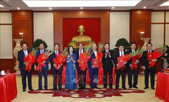 Ông Võ Văn Thưởng và bà Trương Thị Mai trao quyết định cho các Ủy viên Trung ương Đảng khóa XII nghỉ chế độ. Ảnh: TTXVN.