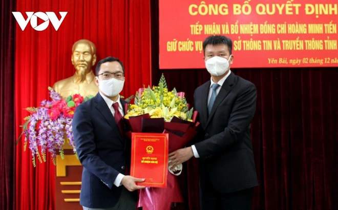 Chủ tịch UBND tỉnh Yên Bái Trần Huy Tuấn (bên phải) trao Quyết định và tặng hoa chúc mừng tân Giám đốc Sở Thông tin và Truyền thông Hoàng Minh Tiến.