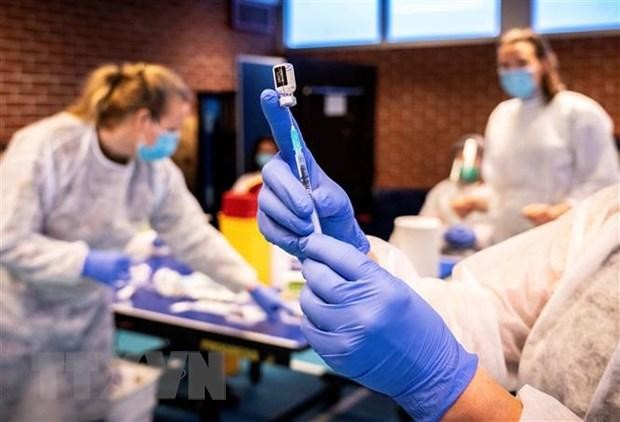 Nhân viên y tế chuẩn bị tiêm vaccine phòng COVID-19 cho người dân tại Drammen, Na Uy ngày 21/1/2021. (Ảnh: AFP/TTXVN).