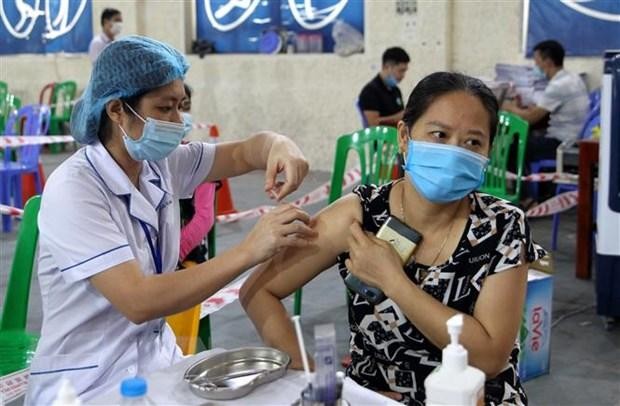 Người dân phường Kim Tân, thành phố Lào Cai, tiêm vaccine phòng chống COVID-19. (Ảnh: Quốc Khánh/TTXVN).