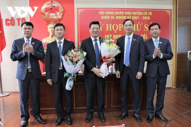 Ông Nguyễn Việt Dũng (giữa) được bầu giữ chức Chủ tịch UBND huyện Cô Tô (Ảnh: Thu Báu).