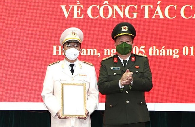 Đại tá Nguyễn Quốc Hùng, Giám đốc Công an tỉnh Hà Nam trao quyết định và chúc mừng tân Phó Giám đốc Công an tỉnh Hà Nam Đỗ Hoài Nam.