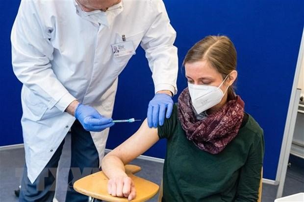 Nhân viên y tế tiêm chủng vaccine ngừa COVID-19 cho người dân tại Saale, Đức. (Ảnh: AFP/TTXVN).