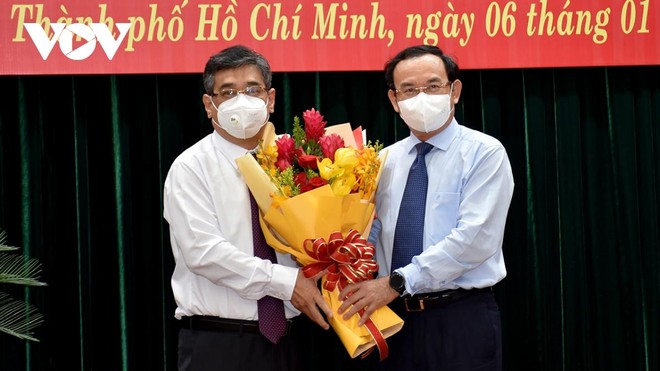 Bí thư Thành uỷ Nguyễn Văn Nên tặng hoa ông Nguyễn Phước Lộc (ảnh Hà An).